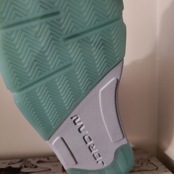 Rare Jordan 5 Easter 🐰 - Picture 4 of 5